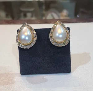 Earrings in 18k gold, white mabe pearl, white & yellow gold, round diamonds, with clip and pierced earrings