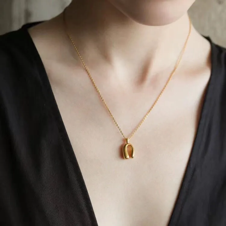 Minimalist Geometric Horseshoe Pendant Chain Necklace