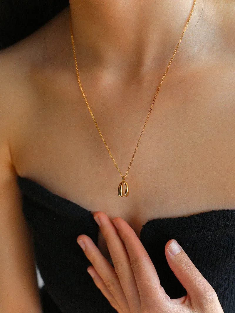 Minimalist Geometric Horseshoe Pendant Chain Necklace