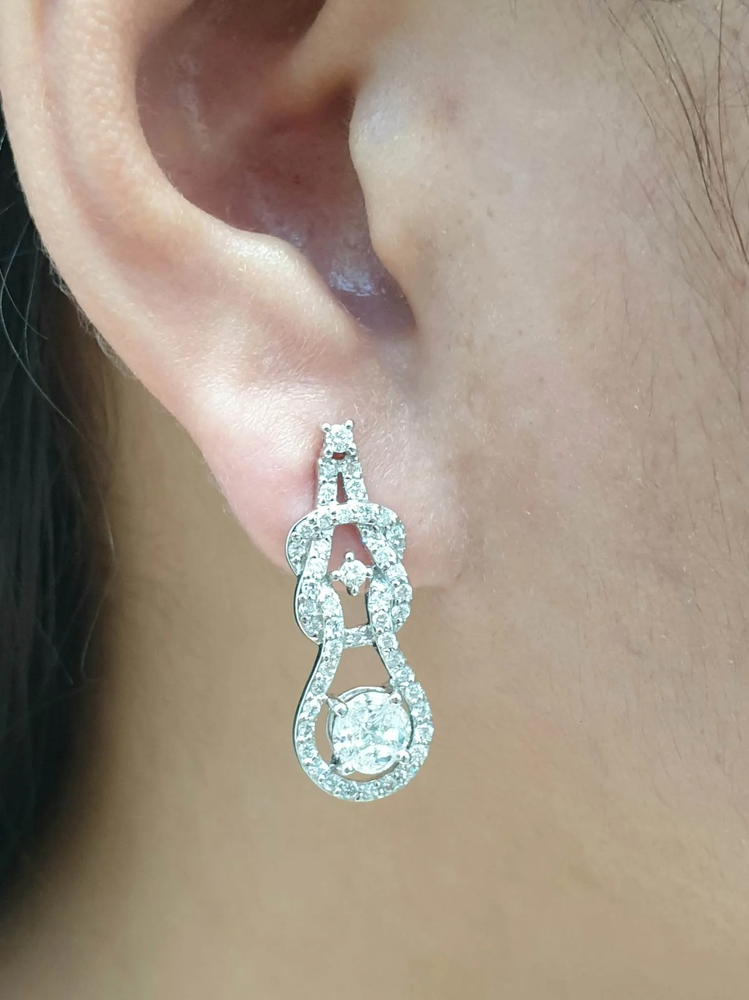 Round Invisible Setting Dangling Diamond Earrings 18kt